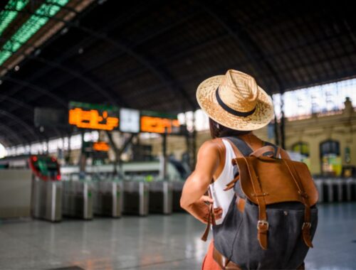 Chica en aeropuerto-andyfrancolive-deviajesycosas